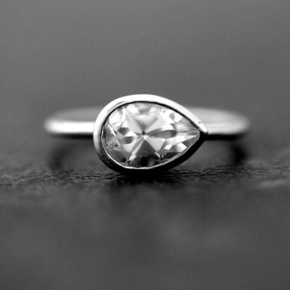 anillo cristal blanco talla pera