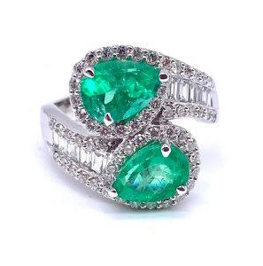 anillo de diseño alta joyería artesana exclusivo con dos esmeraldas talla pera y diamantes talla baguette