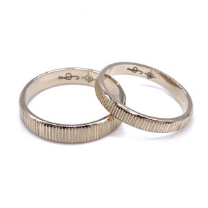 alianzas de boda personalizadas con rayas y grabación interna