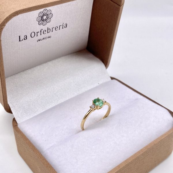 anillo de compromiso económico con esmeralda y diamantes