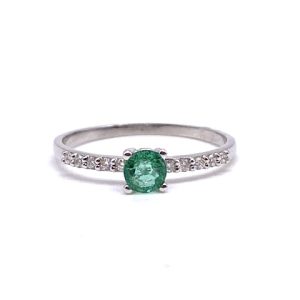 anillo en oro blanco con esmeralda y diamantes laterales