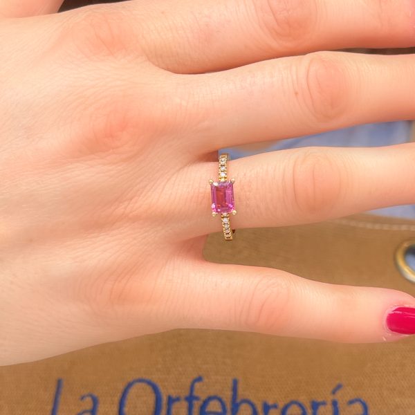anillo oro con turmalina rosa talla baguette y diamantes