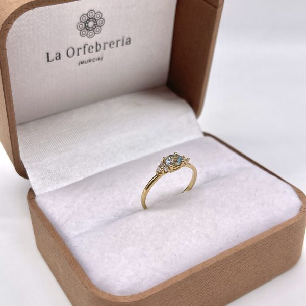 anillo oro amarillo con aguamarina oval y diamantes