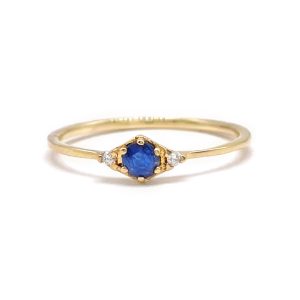 anillo oro champán con zafiro azul redondo y diamantes laterales