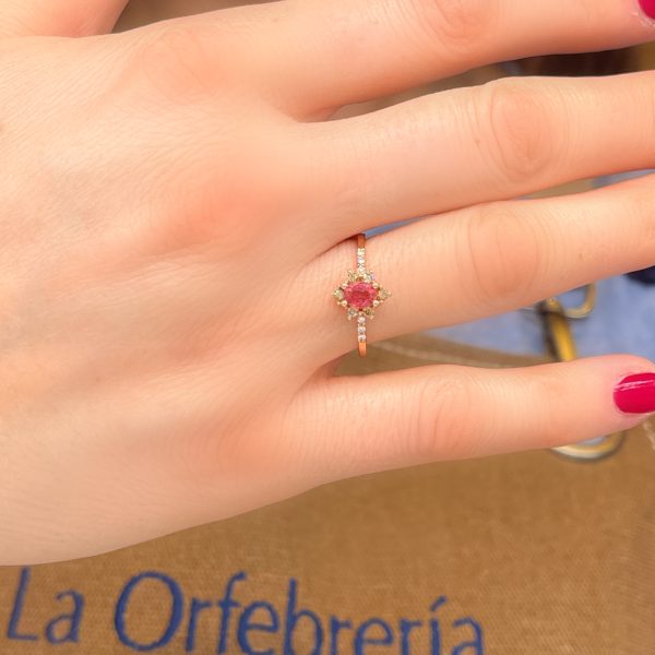 anillo oro rosa con zafiro rojo oval, diamantes Brown y diamantes