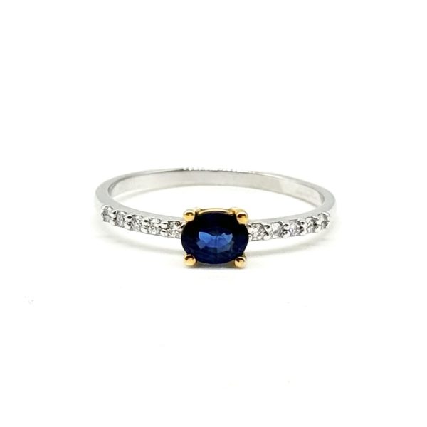 anillo oro blanco y amarillo con zafiro azul oval y diamantes