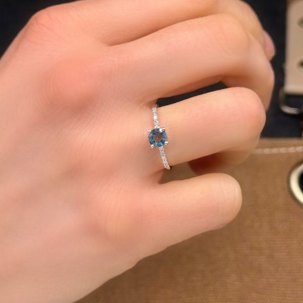 anillo oro blanco con topacio azul y diamantes
