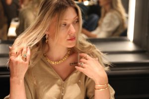 Modelo con anillos de alta joyería diseño exclusivo